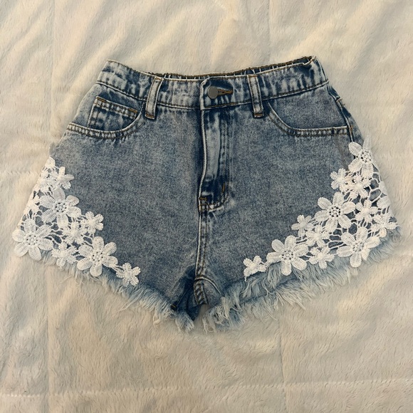 Other - 💥 2/$15!! Girl’s Light Wash Shorts With White Flower Lace
